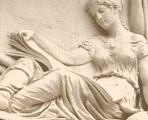 Relief einer in Stein gemeißelte Frau