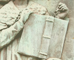 Relief: Ein Mann hält ein Buch in der Hand