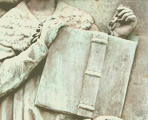 Relief: Mann hält ein Buch in der Hand